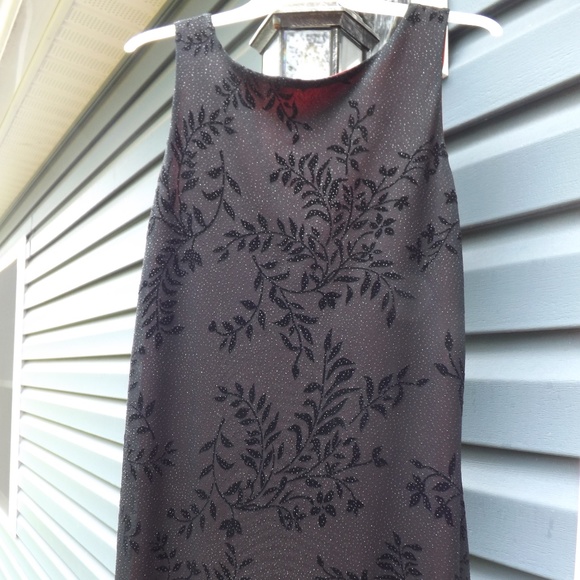 Black glitter dress with floral design and red - Picture 2 of 7